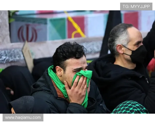 伊朗男足含泪悼念遇难学生